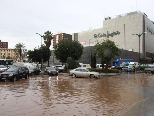 Las fuertes precipitaciones de esta ma&ntilde;ana causaron inundaciones en calles, viviendas y garajes

Foto: Migue Fern&aacute;ndez