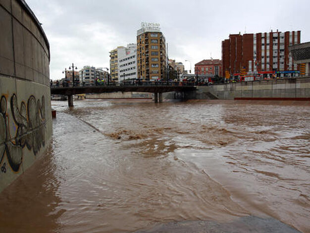 Las fuertes precipitaciones de esta ma&ntilde;ana causaron inundaciones en calles, viviendas y garajes

Foto: Migue Fernandez