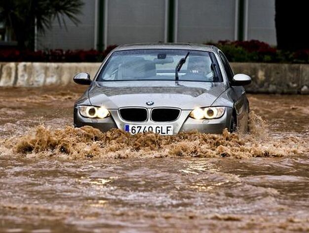 Las fuertes precipitaciones de esta ma&ntilde;ana causaron inundaciones en calles, viviendas y garajes

Foto: EFE