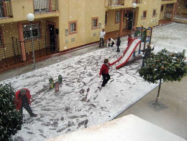 Los ni&ntilde;os y mayores juegan con la nieve en Aznalc&oacute;llar.

Foto: Francisco Mateos
