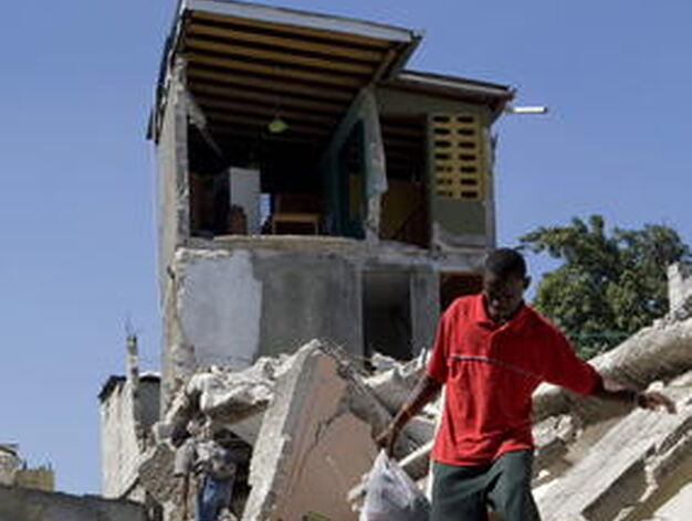 La comunidad internacional se vuelca en la ayuda hacia la poblaci&oacute;n haitiana. / Reportaje Gr&aacute;fico: EFE