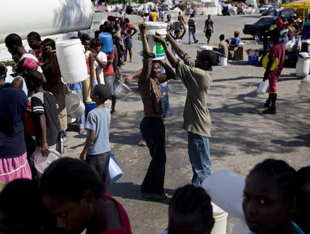 La comunidad internacional se vuelca en la ayuda hacia la poblaci&oacute;n haitiana. / Reportaje Gr&aacute;fico: EFE