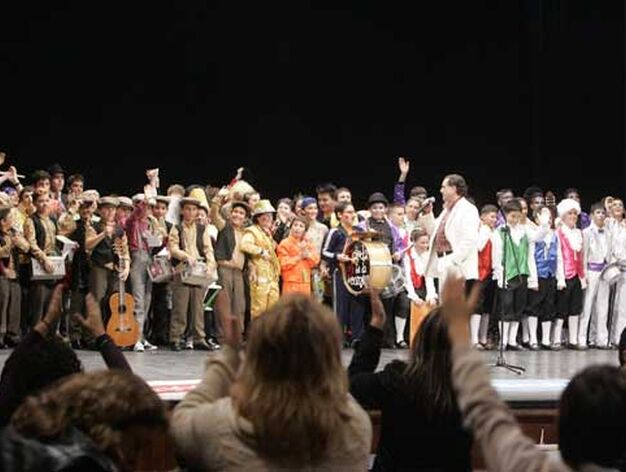 Los integrantes de las siete agrupaciones finalistas cantaron juntos sobre el escenario el pasodoble "Me han dicho que el amarillo...", de Manolo Santander

Foto: Lourdes de Vicente