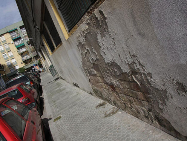 Deterioros en la pintura de los bajos de la fachada del edificio. 

Foto: B. Vargas