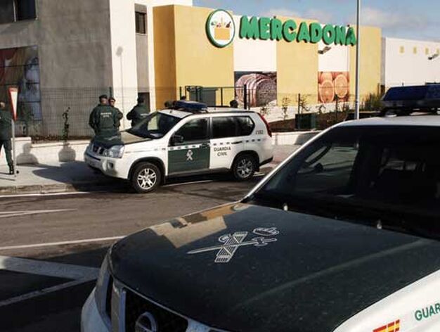 El Mercadona bajo fuerte medidas de seguridad de la Guardia Civil

Foto: Aguilar