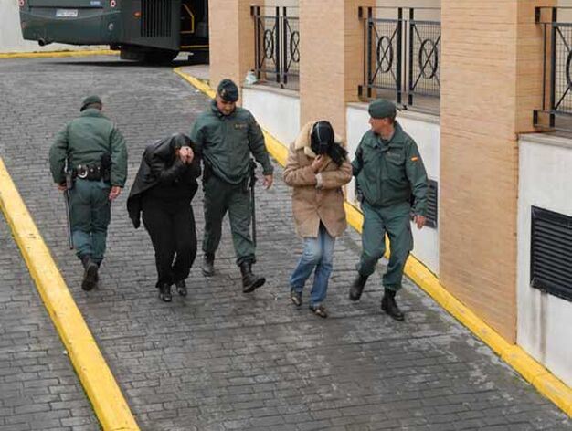 Los detenidos en la operaci&oacute;n contra la explotaci&oacute;n sexual llegando a los juzgados de Chiclana

Foto: Paco Peri&ntilde;an