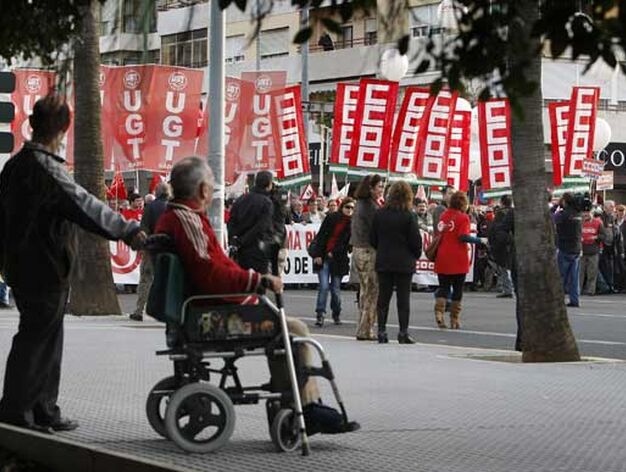 Miles de personas se manifiestan contra los planes del Gobierno de retrasar la edad de jubilaci&oacute;n obligatoria hasta los 67

Foto: Jose Braza