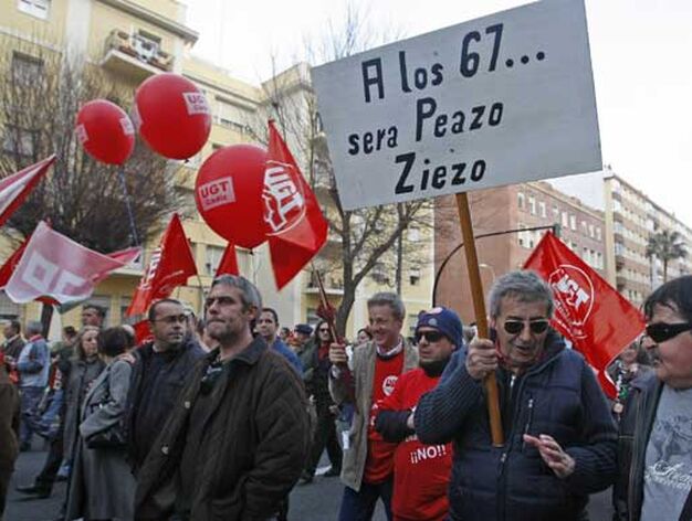 Miles de personas se manifiestan contra los planes del Gobierno de retrasar la edad de jubilaci&oacute;n obligatoria hasta los 67

Foto: Jose Braza