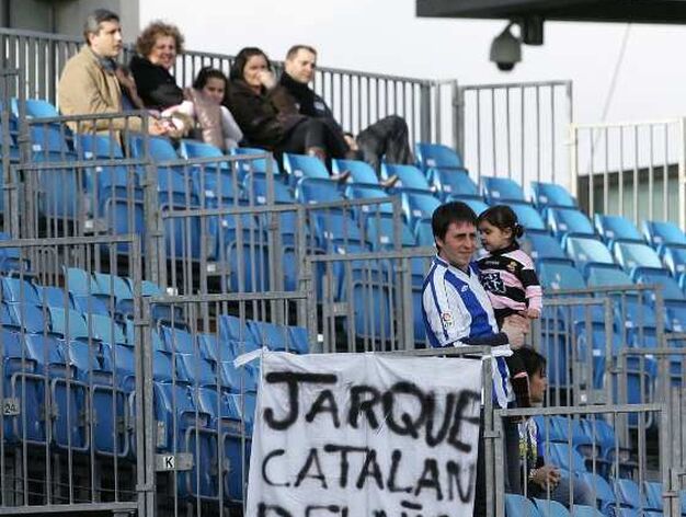 Los seguidores del Espanyol no olvidan a Jarque y no s&oacute;lo portan alguna pancarta alusiva al central desaparecido, sino que en el minuto 21 le dedican un homenaje por ser su n&uacute;mero. 

Foto: Juan Carlos Toro