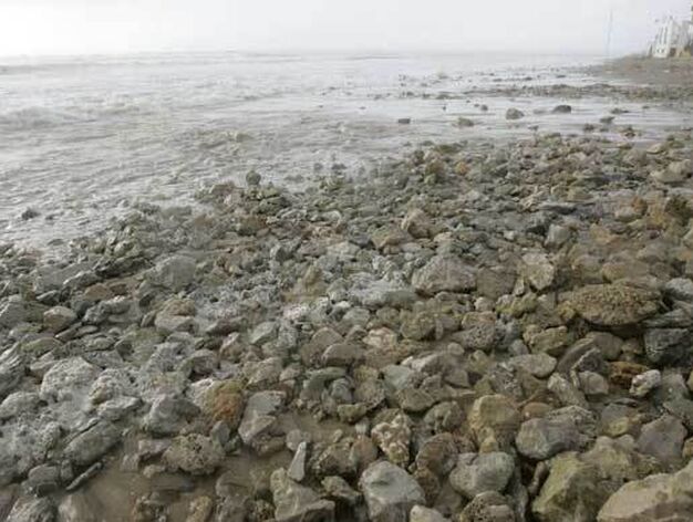 Los fuertes vientos y las mareas est&aacute;n afectando el perfil de la playa de la Victoria, que se est&aacute; quedando pr&aacute;cticamente sin arena

Foto: Jesus Marin