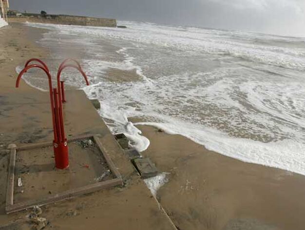 Los fuertes vientos y las mareas est&aacute;n afectando el perfil de la playa de la Victoria, que se est&aacute; quedando pr&aacute;cticamente sin arena

Foto: Jesus Marin