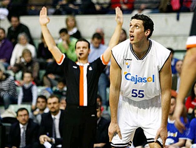 Ivan Radenovic, atento al rebote en un tiro libre.

Foto: ACB Photo / Javier Bernal