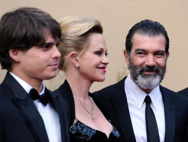 El actor espa&ntilde;ol Antonio Banderas, su esposa, Melanie Griffith, y el director de 'La dama y la muerte', Javier recio. / Efe