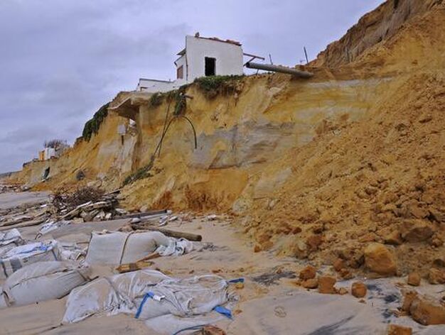 Sacos de arena frenan el mar.

Foto: Juan Carlos V&aacute;zquez