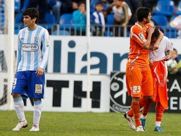 Aythami abraza a Orellana tras el gol que el chileno dedic&oacute; a los damnificados por el terremoto en su pa&iacute;s.

Foto: Migue Fern?ez, Efe