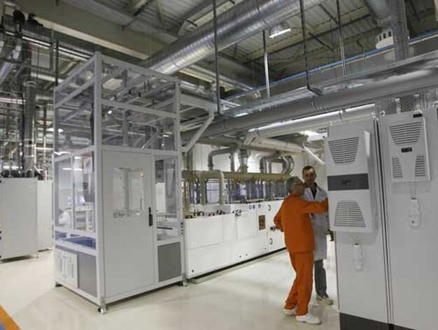 Visita por el interior de la primera planta de fabricaci&oacute;n de paneles solares de cuantas se proyectan en la Bah&iacute;a

Foto: Borja Benjumeda