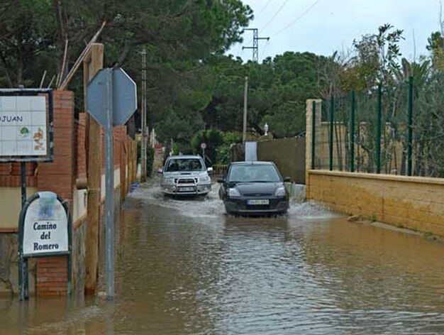 Los vecinos de Chiclana chapotean a&uacute;n sobre los restos del diluvio del s&aacute;bado y siguen achicando agua

Foto: Paco Peri&ntilde;&aacute;n