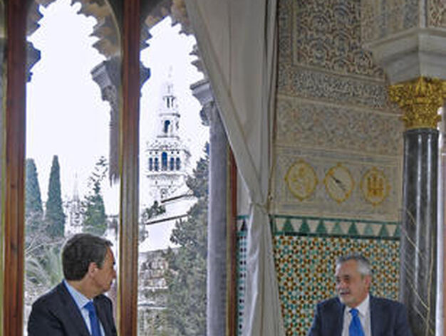 Gri&ntilde;&aacute;n y Zapatero conversan en una de las salas del Alc&aacute;zar.

Foto: Juan Carlos V&aacute;zquez