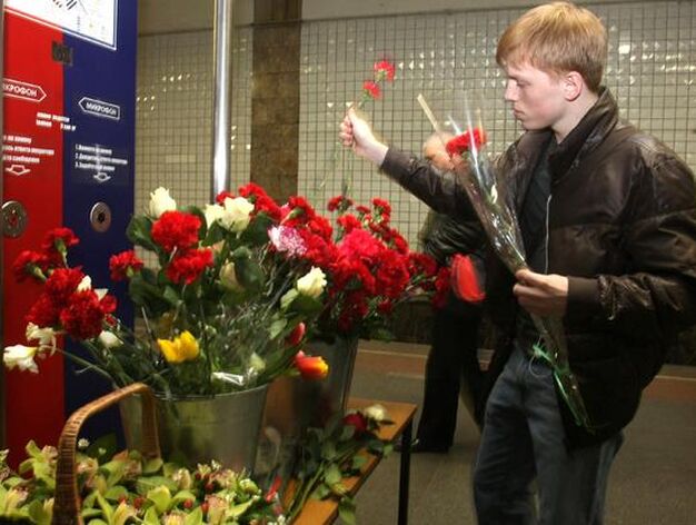 Flores en el metro para recordar a los fallecidos. / AFP