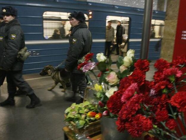 Flores en el metro para recordar a los fallecidos. / AFP