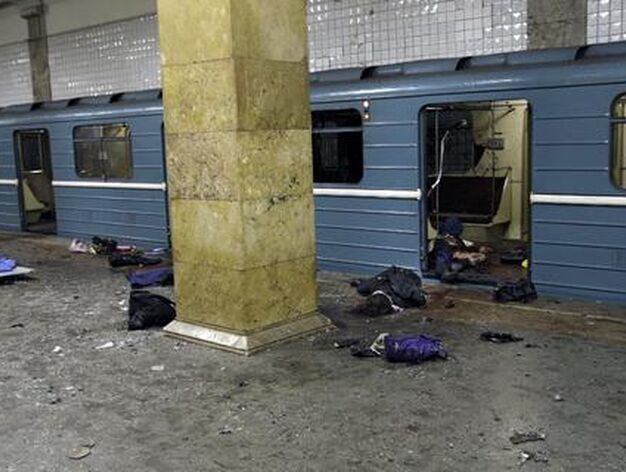 Algunos cuerpos yacen dentro y fuera de los vagones del metro de Mosc&uacute;. / EFE