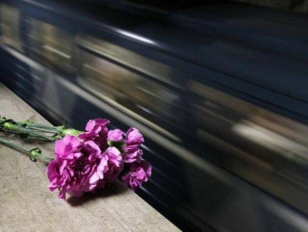 Un ramo de flores depositado en el metro en memoria de los fallecidos. / Reuters