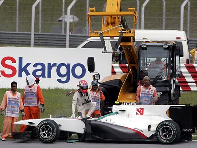 Pedro de la Rosa sale de su Sauber mientras la gr&uacute;a espera para llev&aacute;rselo.

Foto: Reuters / Afp Photo / Efe