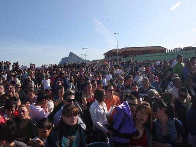 Miles de linenses acuden a ver la salida del Cristo del Mar

Foto: Paco Guerrero