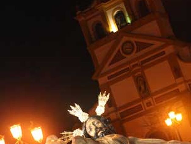Los nazarenos llevan a hombros al Cristo de la Misericordia

Foto: Paco Guerrero
