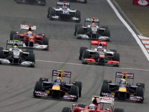 Alonso encabezando la carrera en sus inicios.

Foto: EFE