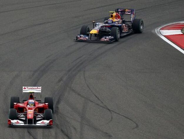 Alonso, primero, en el inicio de la prueba.

Foto: AFP