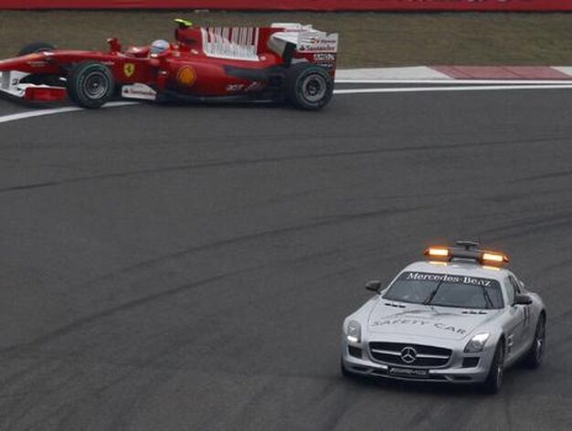 Alonso se sale a 'boxes' tras ser sancionado por salir antes de tiempo.

Foto: Reuters