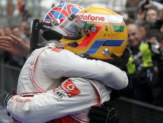 Hamilton abraza a Button tras la carrera

Foto: EFE