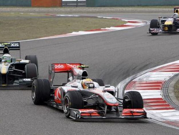 Hamilton toma una curva delante de Kovalinen.

Foto: Reuters