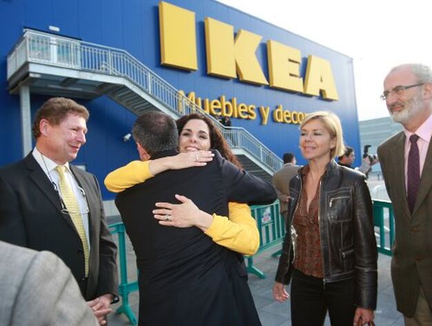 Las autoridades han felicitado a los tabajadores de Ikea durante el estreno de la nueva instlaci&oacute;n

Foto: Juan Carlos Toro