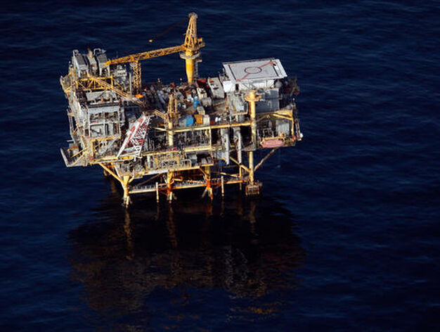 El petr&oacute;leo vertido en el Golfo de M&eacute;xico por una plataforma petrol&iacute;fera amenaza las costas estadounidenses de Luisiana.

Foto: EFE