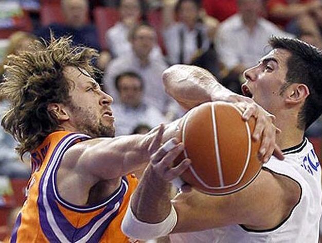 Nielsen intenta robarle la bola a Triguero.

Foto: M. A. Polo (ACB Photo)