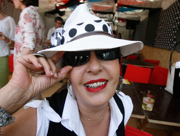Una asistente disfruta en la Feria del Caballo.

Foto: Pascual