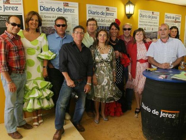 Un grupo de t&eacute;cnicos de Aguas de Jerez posa en la caseta del Diario.

Foto: Vanesa Lobo
