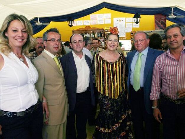 Alfonso Moscoso y su mujer Mercedes;Rafael Rom&aacute;n;Daniel V&aacute;zquez junto a su esposa Tere Torres;y Paco Gil.

Foto: Vanesa Lobo