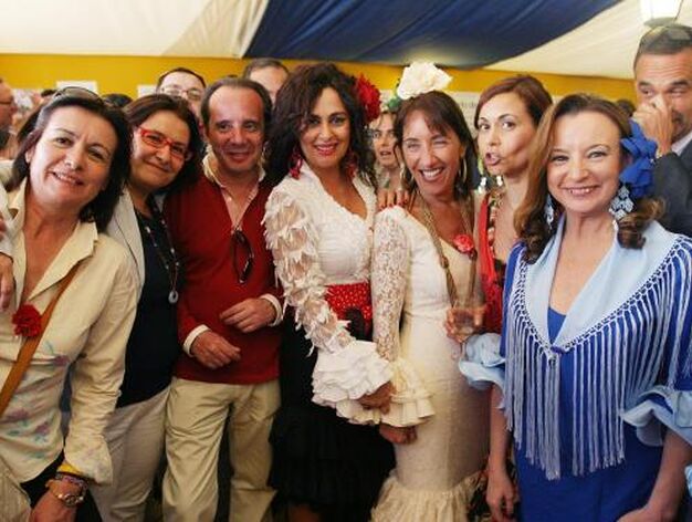Un grupo de empleadas de Recursos Humanos y Presidencia del Ayuntamiento de Jerez disfrutando de la tarde en la caseta del Diario

Foto: Vanesa Lobo