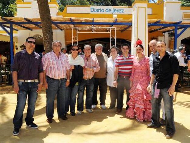 Los empleados de la piscina cubierta tambi&eacute;n se pasaron por la caseta de Diario de Jerez. 


Foto: Manuel Aranda