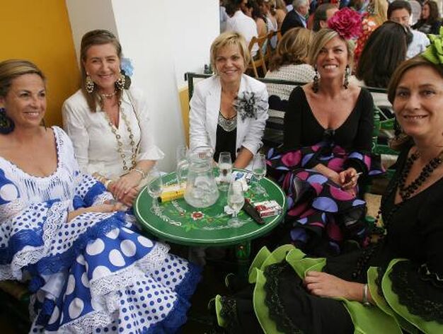 Flora Balbont&iacute;n, Cati Ulibarry, Pilar Dom&iacute;nguez, Carmen Sifferle y Paqui Lucero.

Foto: Vanesa Lobo