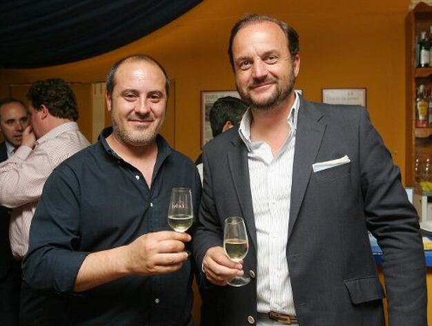 El redactor de Diario de Jerez &Aacute;ngel Espejo, junto a Bosco Torremocha, director de Fedejerez.

Foto: Vanesa Lobo