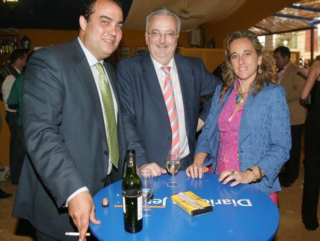 El director del Diario de Jerez, David Fern&aacute;ndez, junto a los parlamentarios Antonio Fern&aacute;ndez y Cinta Castillo.

Foto: Vanesa Lobo