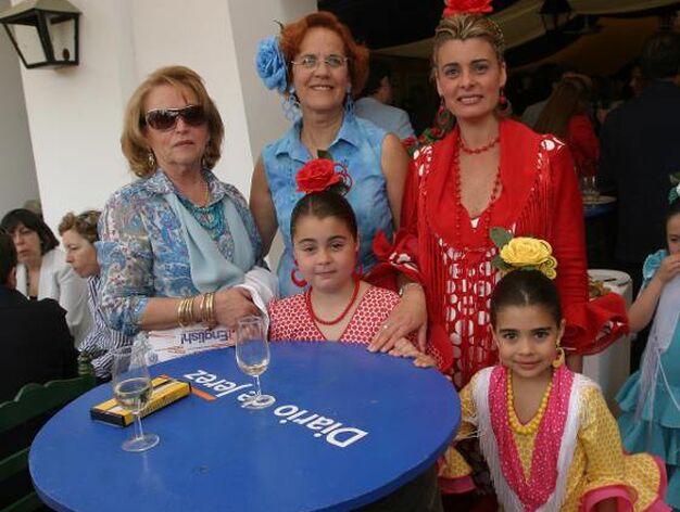 Carmen Fern&aacute;ndez, Charo Borrego, Inma Malvido y sus hijas, Sara y Carla Fern&aacute;ndez.

Foto: Vanesa Lobo