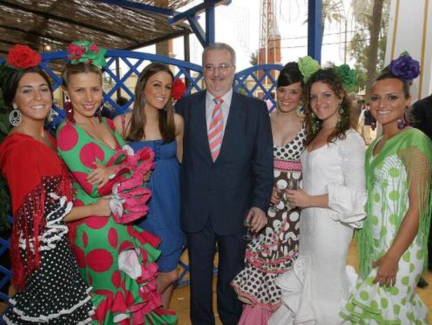El parlamentario del PSOE Antonio Fern&aacute;ndez con su hija y unas amigas.

Foto: Vanesa Lobo