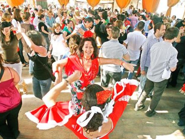 Dos j&oacute;venes bailan sevillanas entre el gent&iacute;o.

Foto: Pascual