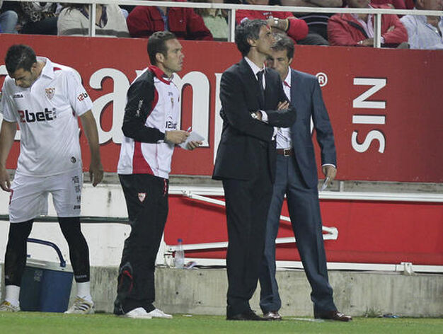 El Sevilla est&aacute; m&aacute;s cerca de la Liga de Campeones pese a perder ante el Barcelona con diez jugadores por expulsi&oacute;n de Konko. / Antonio Pizarro