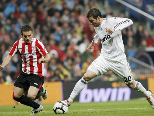 El Real Madrid cumple y golea en su estadio al Athletic. / EFE